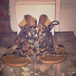 Flowery summertime sandals.